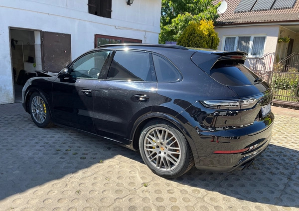 Porsche Cayenne cena 219000 przebieg: 72306, rok produkcji 2018 z Tłuszcz małe 301